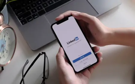 Linkedin: Upgrade Personal Branding & Karirmu yuk!