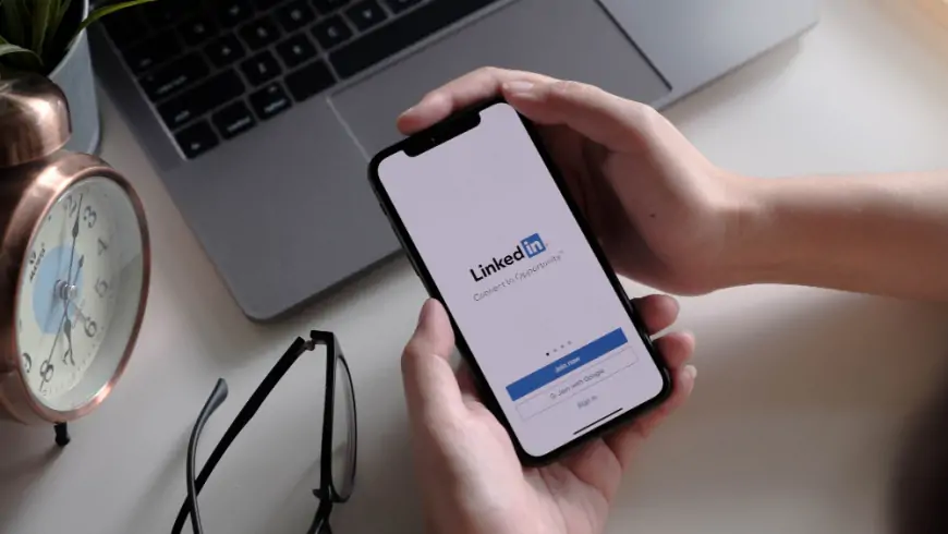 Linkedin: Upgrade Personal Branding & Karirmu yuk!